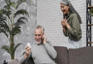 Téléassistance : comment elle réduit les risques à domicile pour les seniors