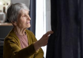 Isolement des seniors : 750 000 personnes âgées sans aucun lien social en France  et si le logement était la solution ?