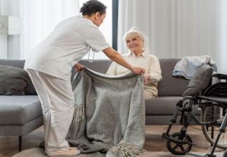 Senior seul pendant les vacances : comment organiser l’aide à domicile en été ?