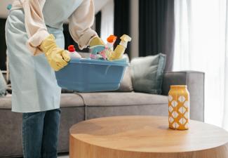 Ménage à domicile et seniors : un allié discret mais essentiel pour bien vieillir chez soi