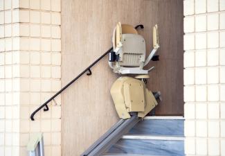 Le monte-escalier essentiel au maintien à domicile d'une personne âgée