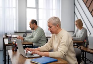 Atout Senior : Un Dispositif Clé pour la Reconversion Professionnelle des Travailleurs Expérimentés