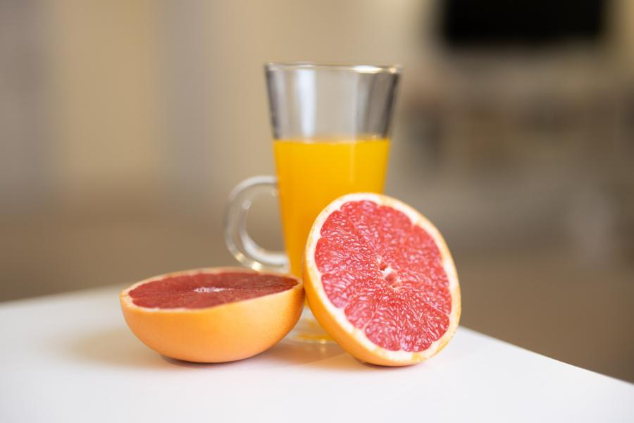 Les dangers du jus de pamplemousse chez les seniors