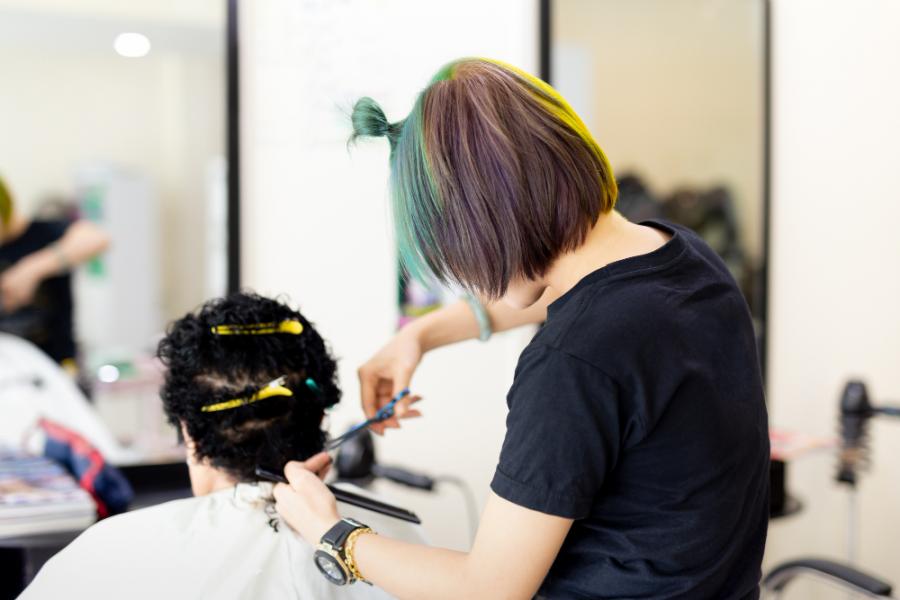 La socio-coiffure en maison de retraite