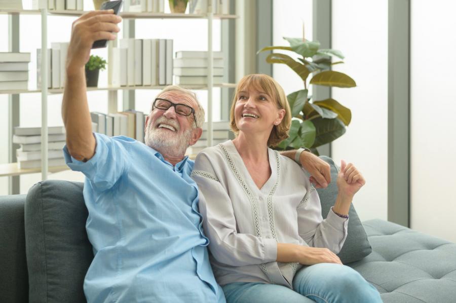 Les seniors rejoignent les rangs des Facebook addicts