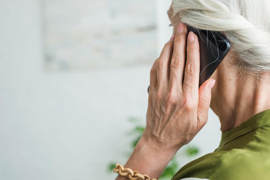 Pour conserver un lien social certains seniors reçoivent des appels téléphoniques.