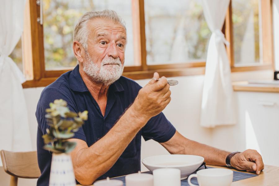 Une hormone serait responsable de la perte d'appétit chez les seniors