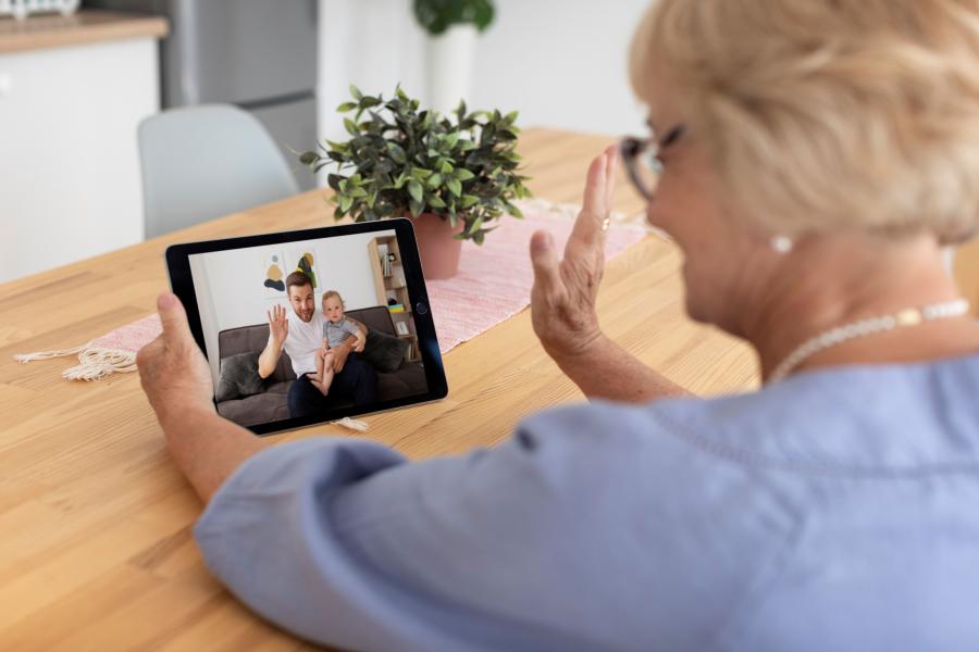 Prise en charge de la téléassistance par votre mutuelle : aides et fonctionnement