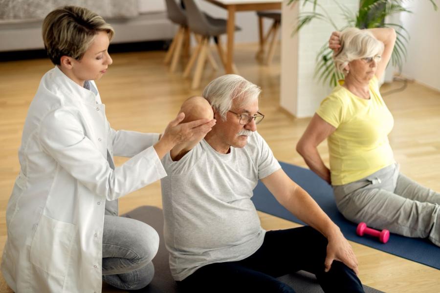 Les médecines douces pour les seniors : quelles alternatives aux traitements classiques ?