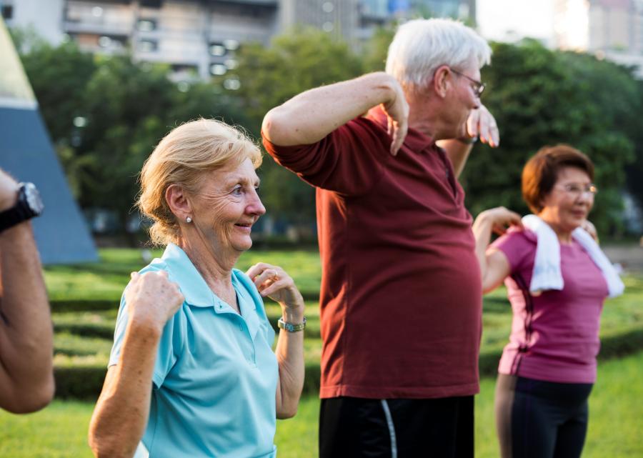 Activités physiques douces pour les seniors : yoga, marche, tai-chi… comment rester actif en douceur après 60 ans ?