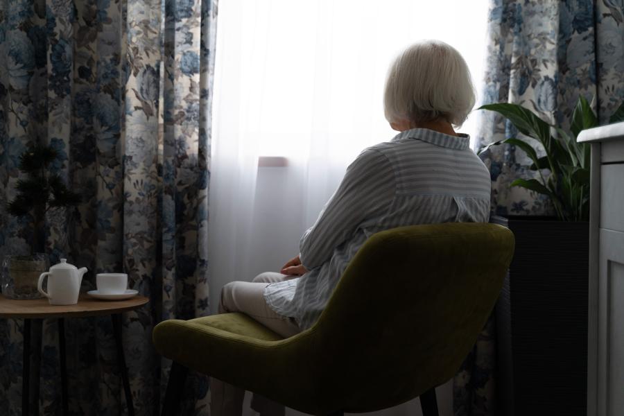 Isolement des seniors : pourquoi le lien humain compte autant que l'aide au quotidien