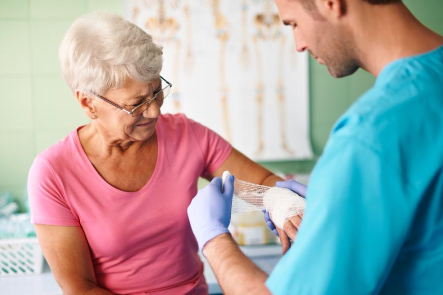 Comment soigner un hématome chez le senior ? Astuces et conseils