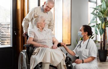 Aide Soignante En Ehpad Pour Le Bien Etre Et Le Confort Des Personnes Agees Logement Seniors Com